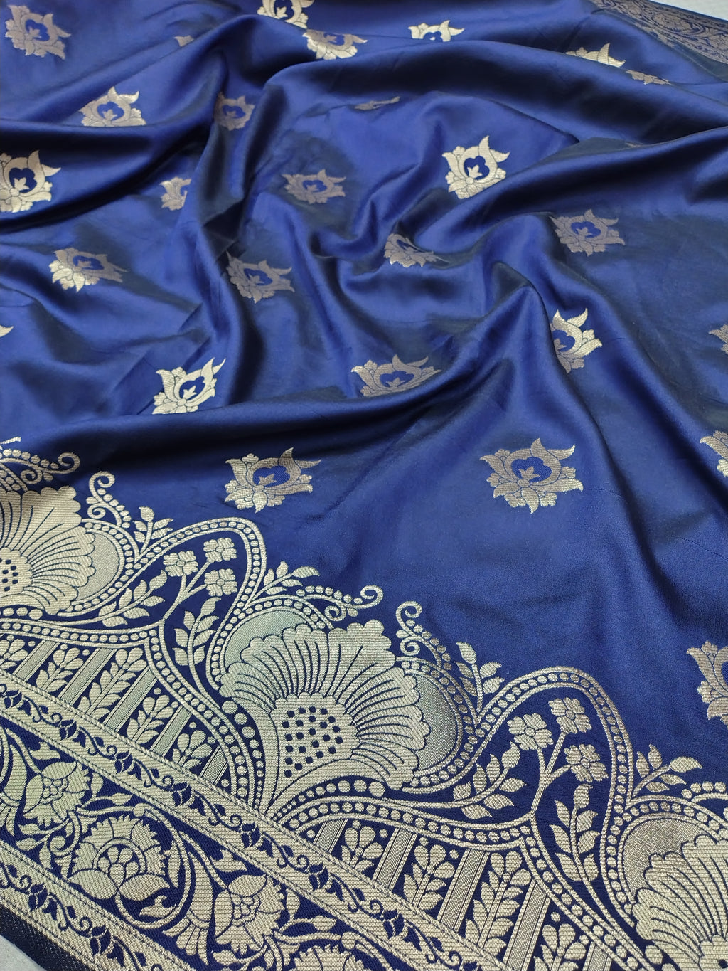 Navy Blue Soft Silk Banarasi Saree – Traditional Motifs & Rich Banarasi Pallu