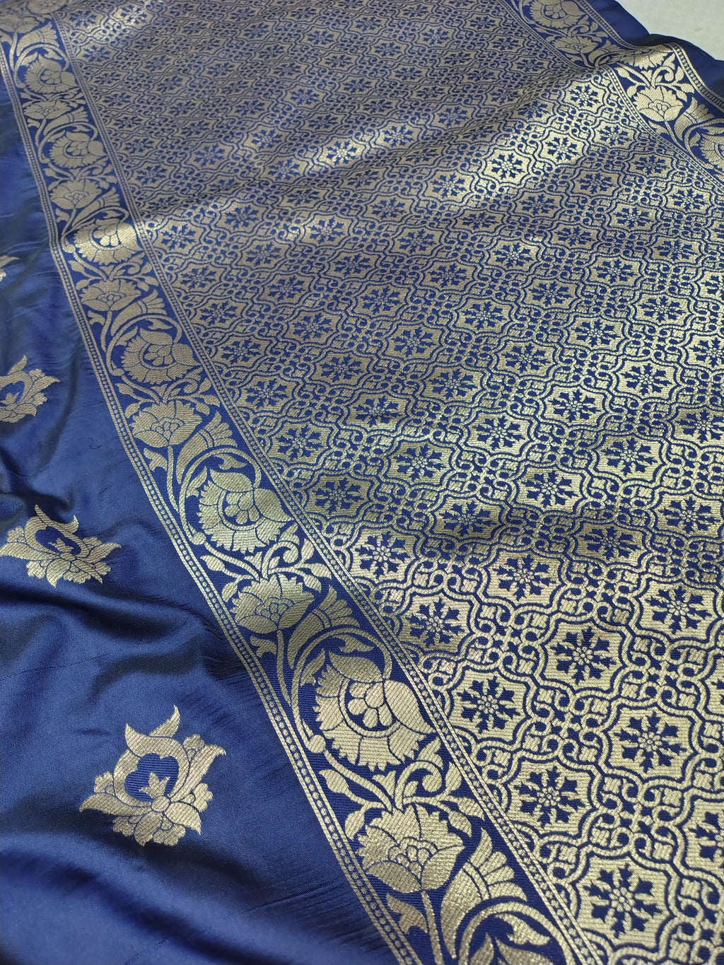 Navy Blue Soft Silk Banarasi Saree – Traditional Motifs & Rich Banarasi Pallu