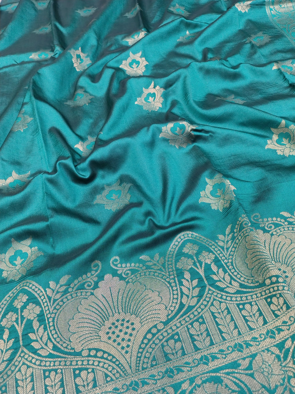 Sea Green Soft Silk Banarasi Saree – Traditional Motifs, Banarasi Border & Rich Pallu