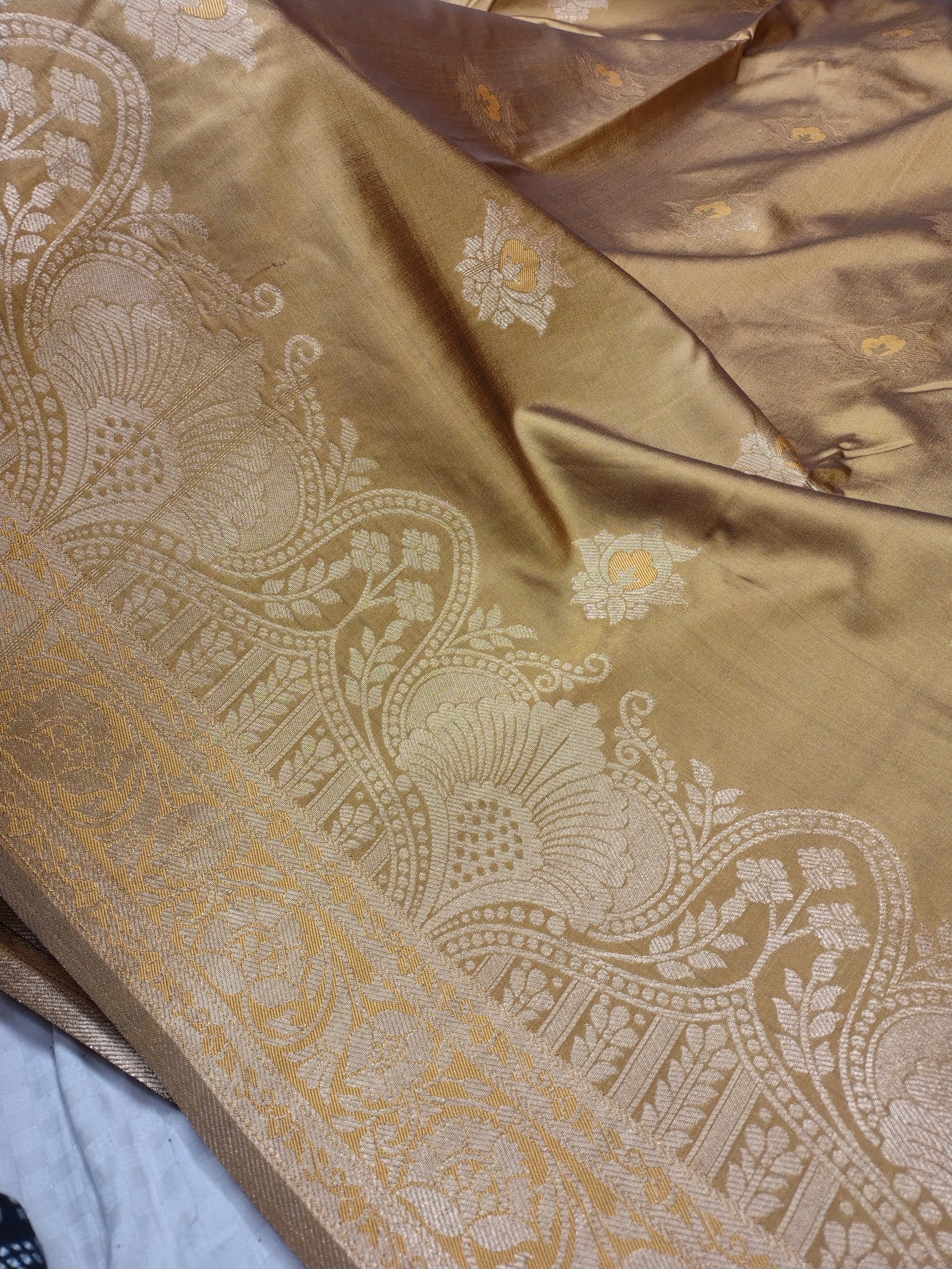 Dusty Gold Soft Silk Banarasi Saree – Traditional Motifs, Banarasi Border & Rich Pallu